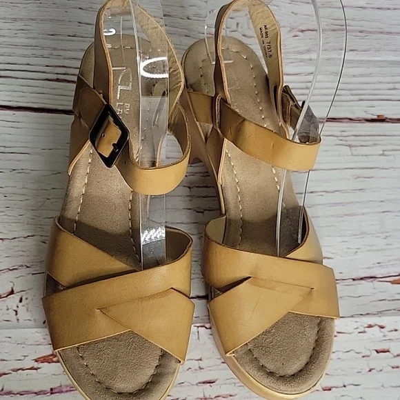 Chinese Laundry Tan Faux Leather Wedges Size 7 - Picture 4 of 7